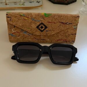 Black Sunglasses with Cork Case